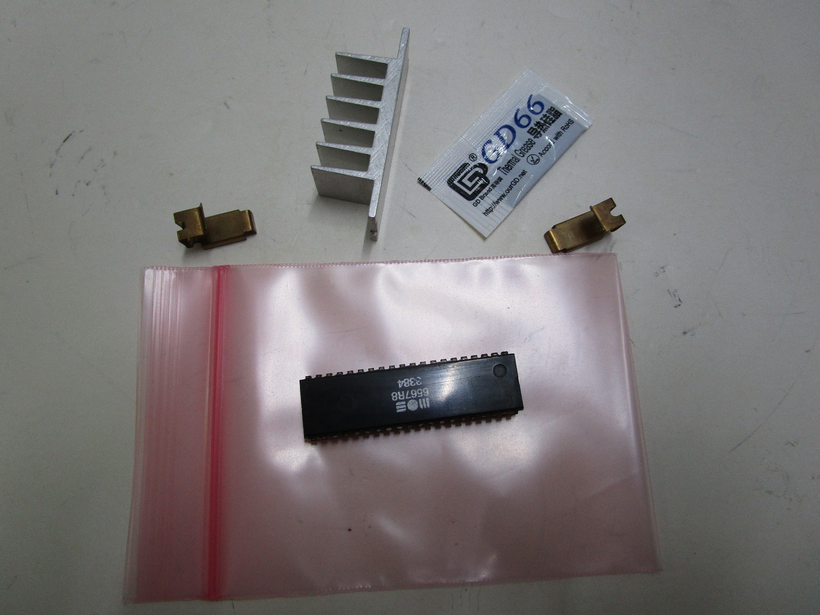 MOS 6567R8 FROM SX64 FOR COMMODORE SX64 64  WITH HEATSINK TESTED AND WORKING 🛠️
