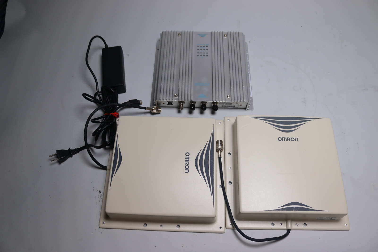 OMRON RFID READER/WRITER CONTROLLER + Antenna