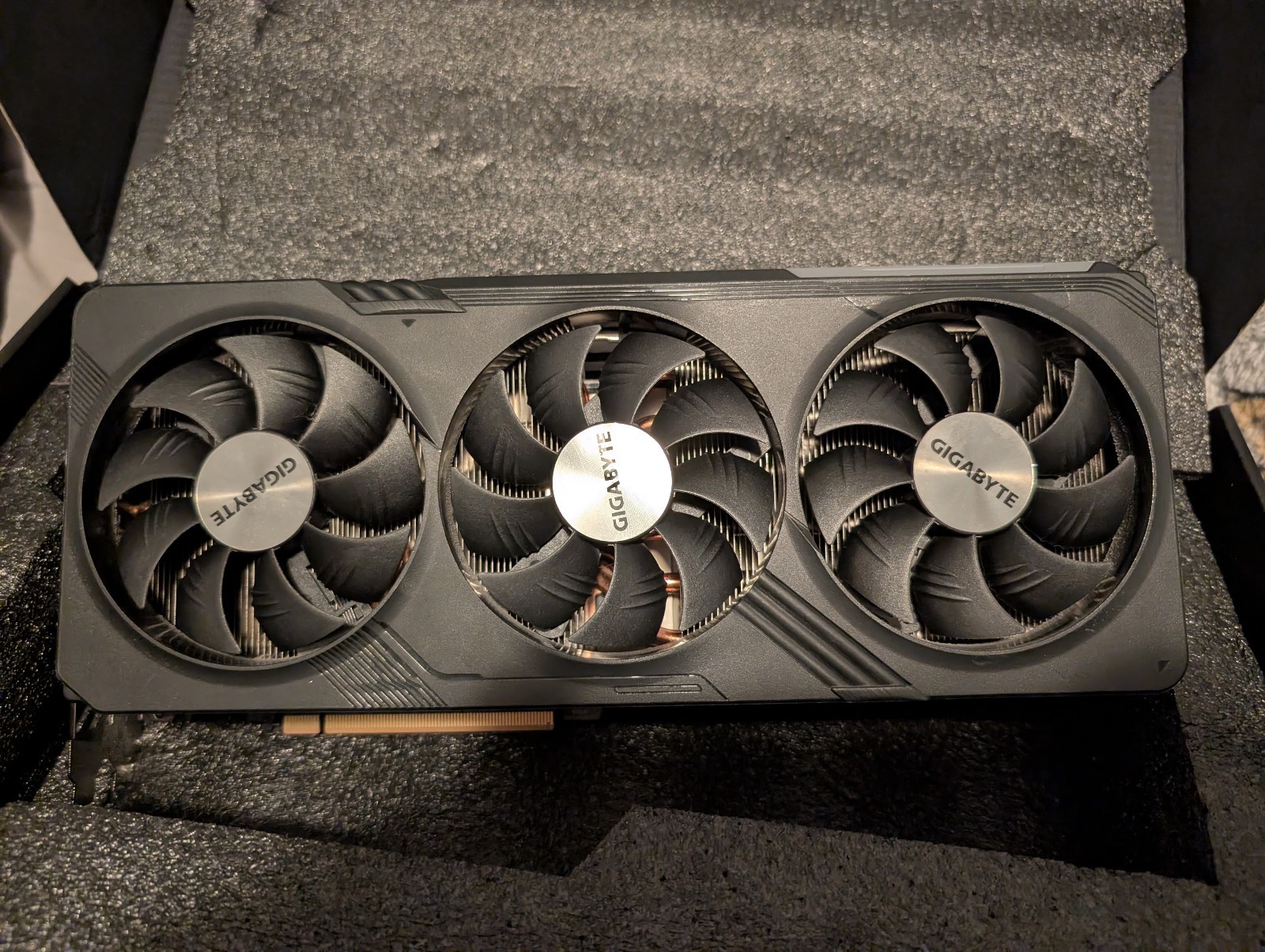 GIGABYTE AMD Radeon RX 7800 XT GAMING OC 16GB Graphics Card