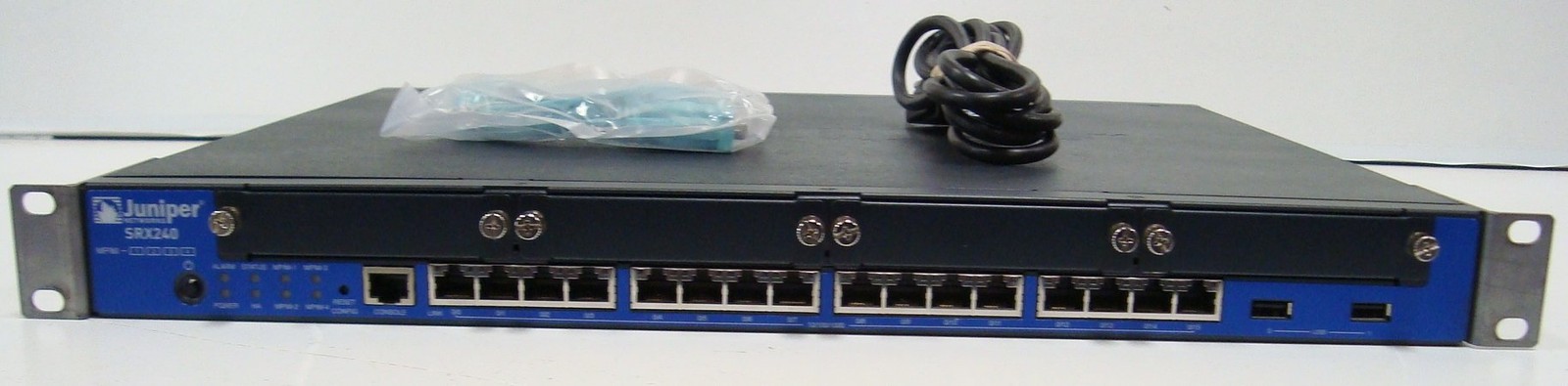SRX240B2 Juniper SRX240 Services Gateway with 1 GB 2GB Flash Memory and AC Power