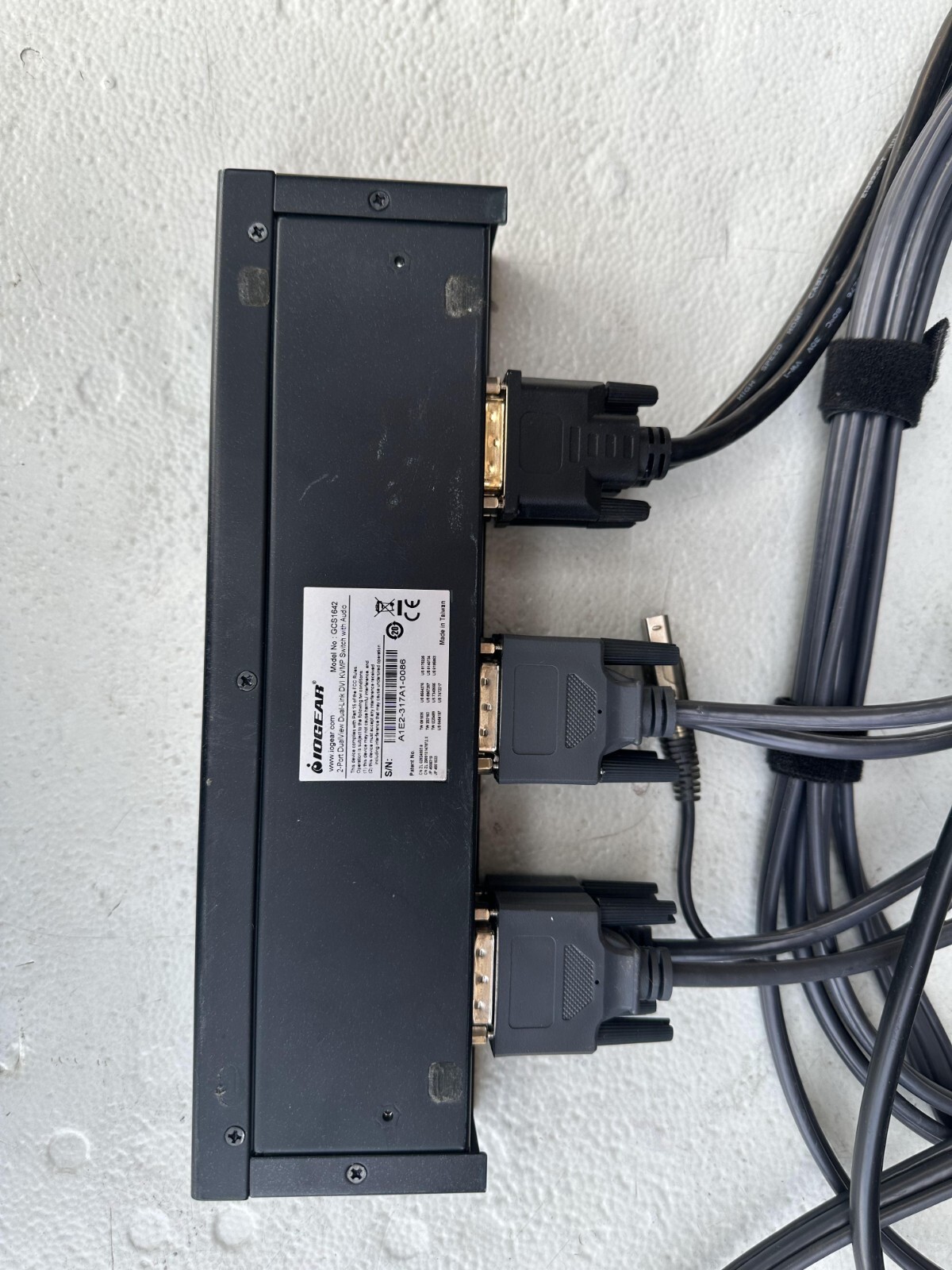 IOGEAR 2-Port Dual View Dual-Link DVI KVMP Switch with cables as seen in pics