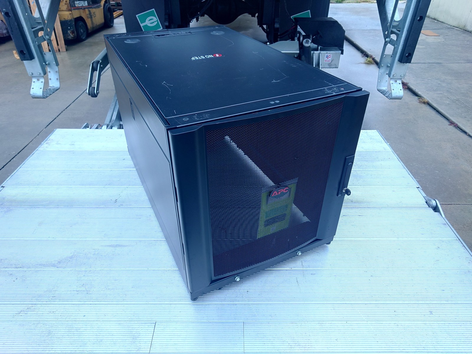 APC NetShelter SX, Server Rack Enclosure, 12U, 658H x 600W x 1070D mm AR3103