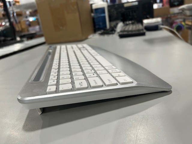 GAMCATZ WIRELESS KEYBOARD AND MOUSE - FULL-SIZED ERGONOMIC KEYBOARD WITH - WHITE