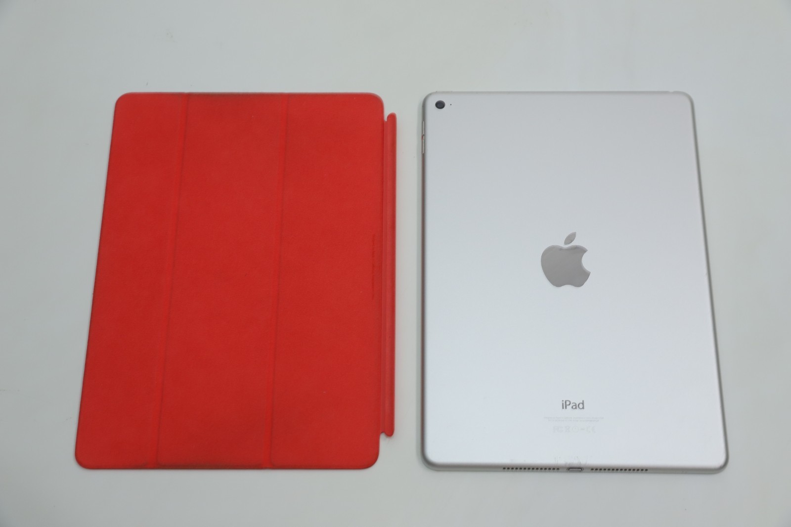 BUNDLE Apple iPad Air 2 A1566 32 GB Wi-Fi with genuine Smart Cover, White Silver