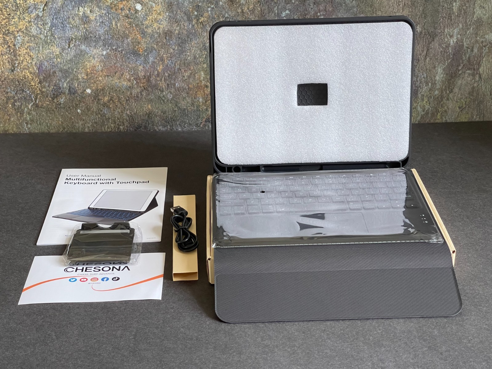 CHESONA Wireless Keyboard Touchpad iPad 10th Generation - Black