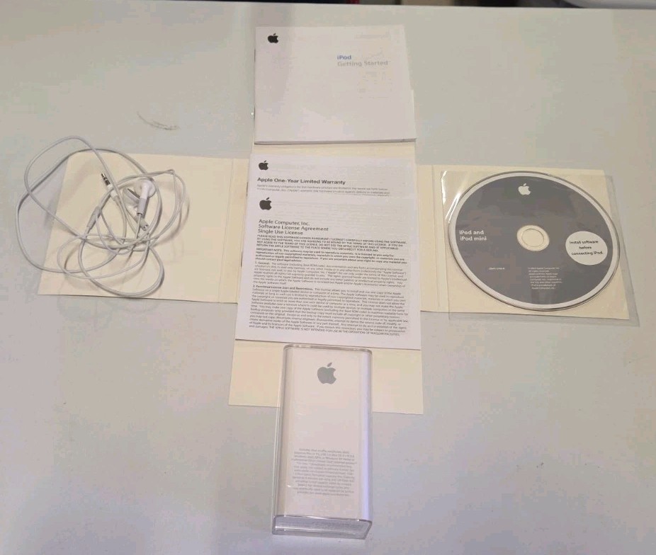 Vtg Apple Ipod Software Installation CD, Earphones, Case & Instructions