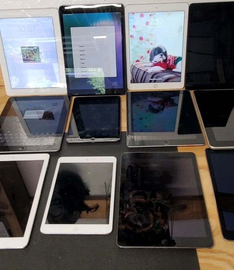 Apple iPad Mixed Lot Of 12 For Parts Bundle