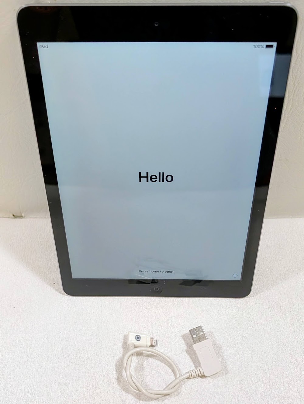 APPLE iPAD AIR 1st GEN 16GB WiFi SPACE GRAY A1474 MD785LL/A - CHARGER BUNDLE