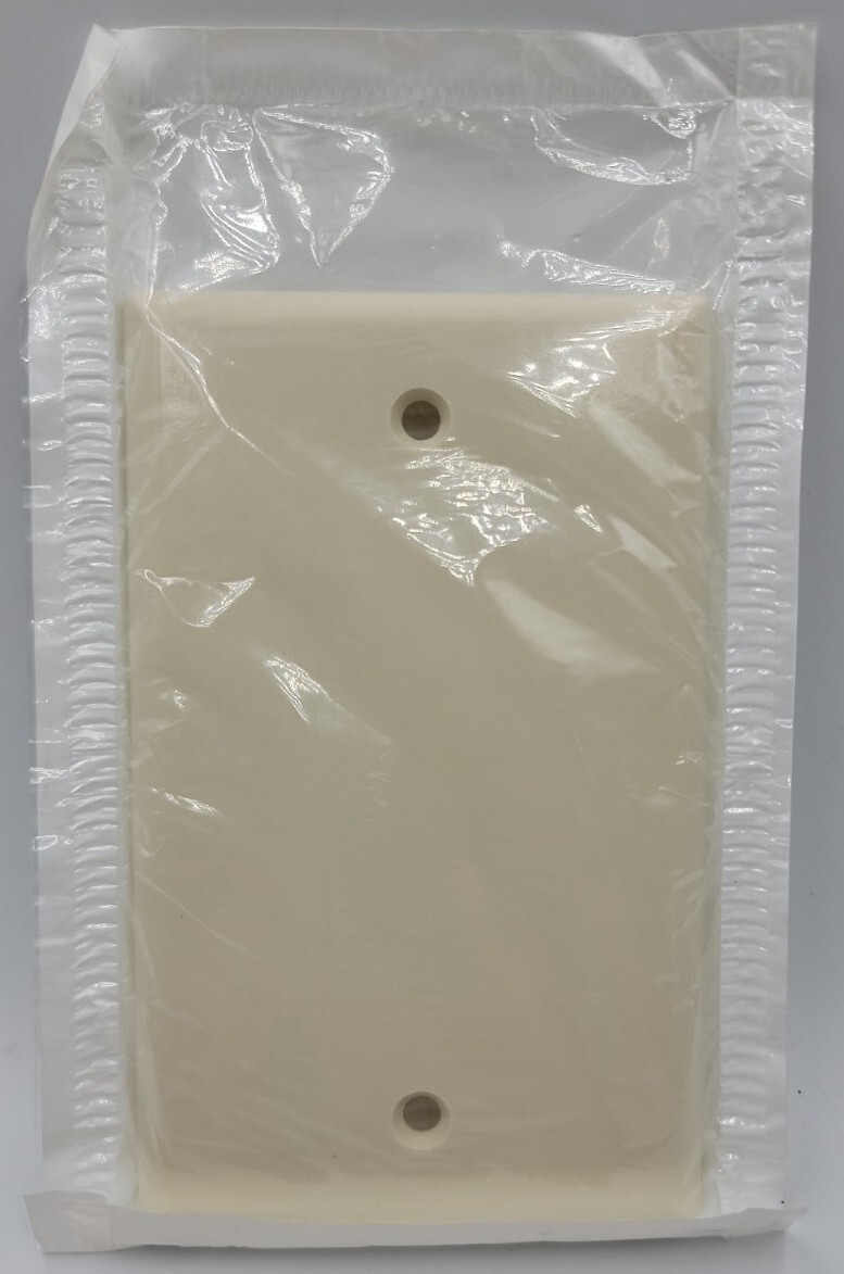 Leviton 78014 1-Gang No Device Blank Wallplate, Standard Size, Thermoset. New 