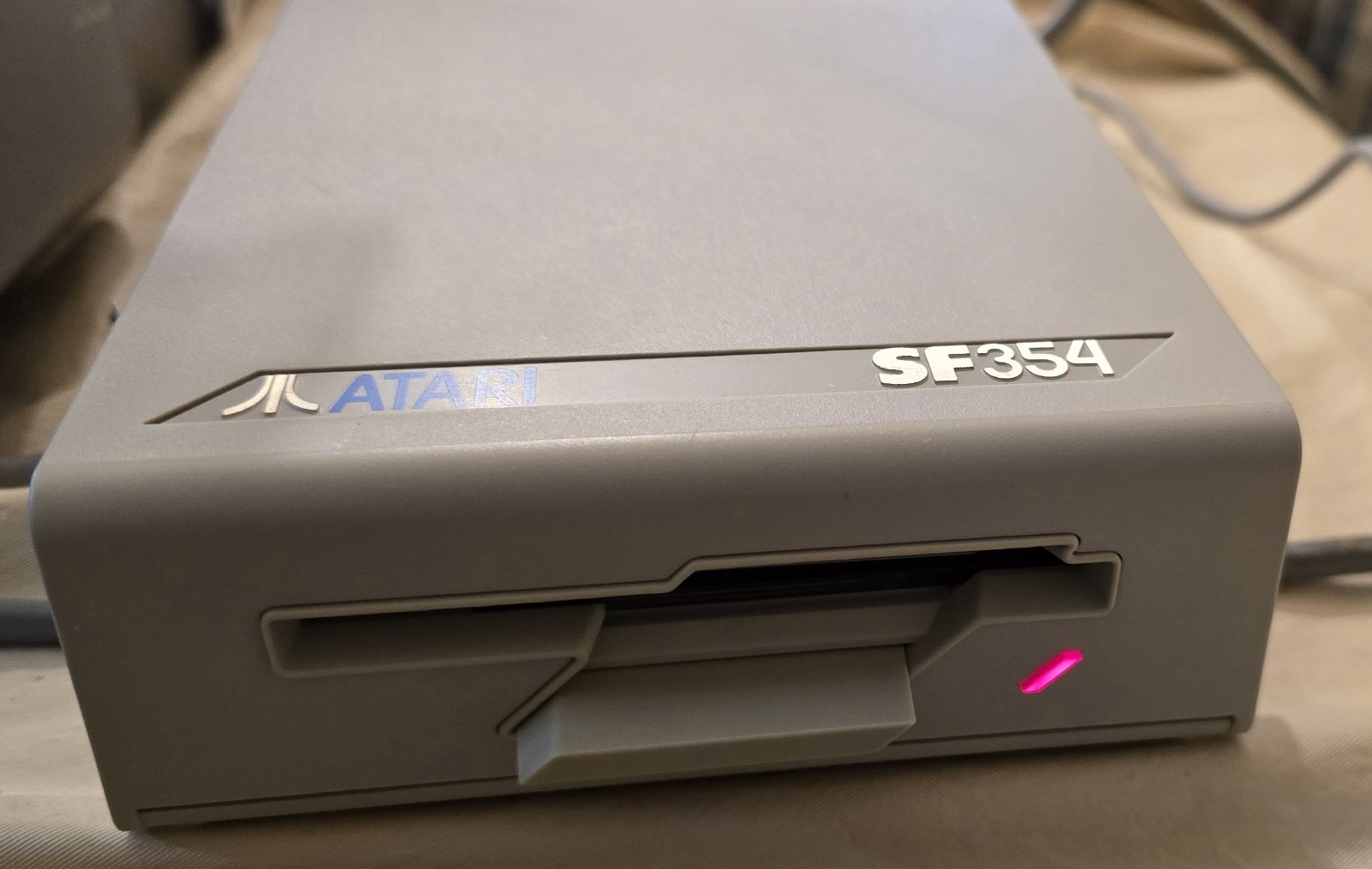 Vintage ATARI ST 3.5" External drive SF 354  Powers on for PARTS/REPAIR ONLY