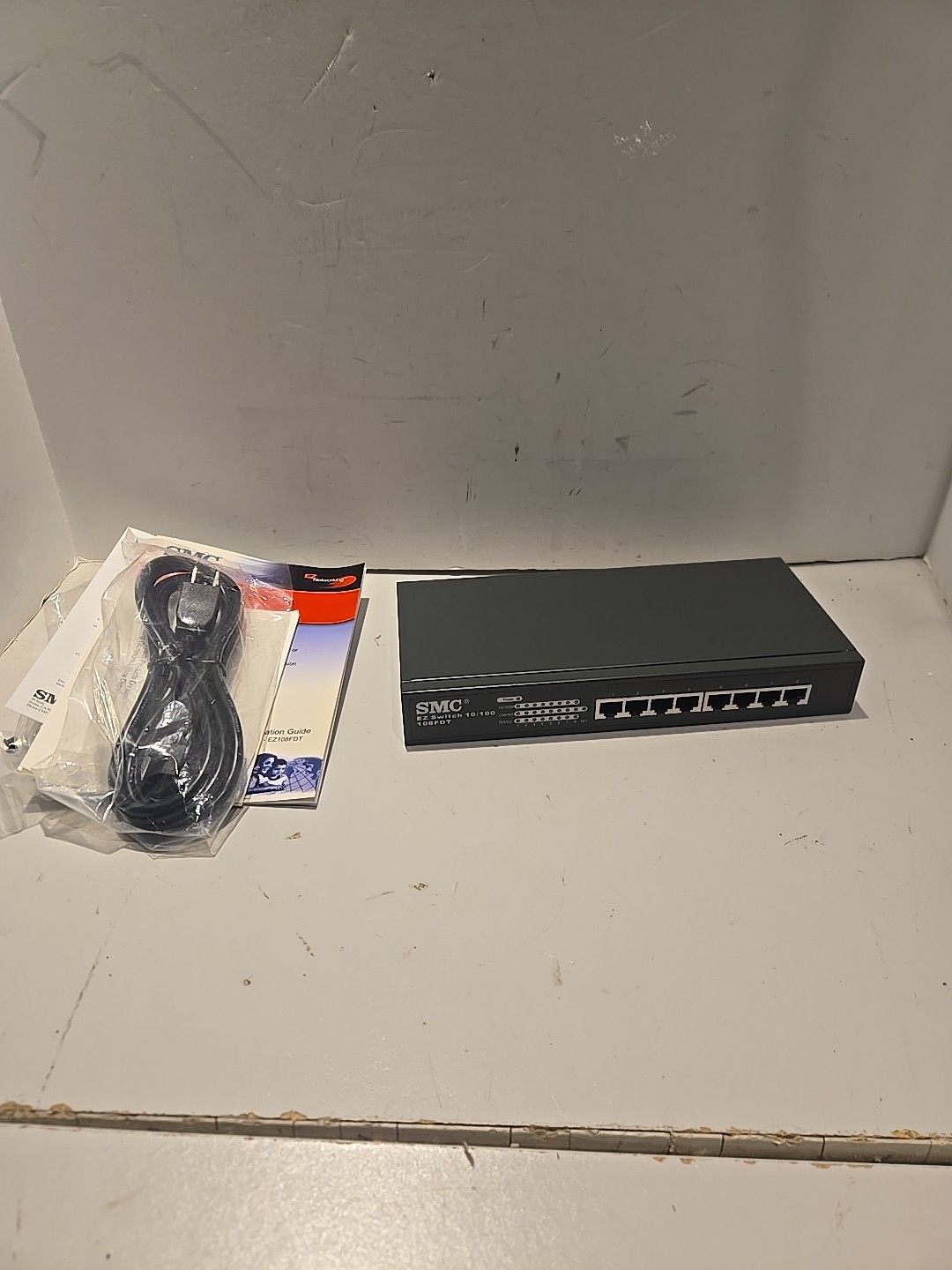 SMC Network EZ Switch SMC-EZ108FDT 8 Port Ethernet Network Switch 100-240V