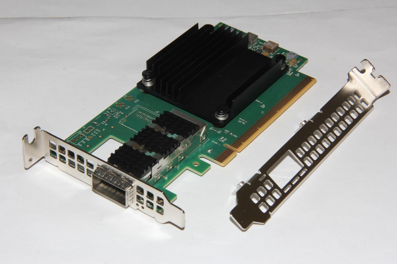 MELLANOX MCX623105AN-VDAT ConnectX-6 DX 200GbE Network Card with LP & FS Bracket