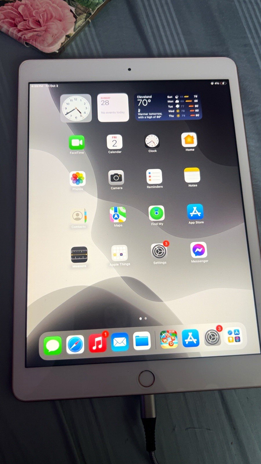 Apple iPad Gold Tablet w/ Floral Case bundle, Lightning Connectivity