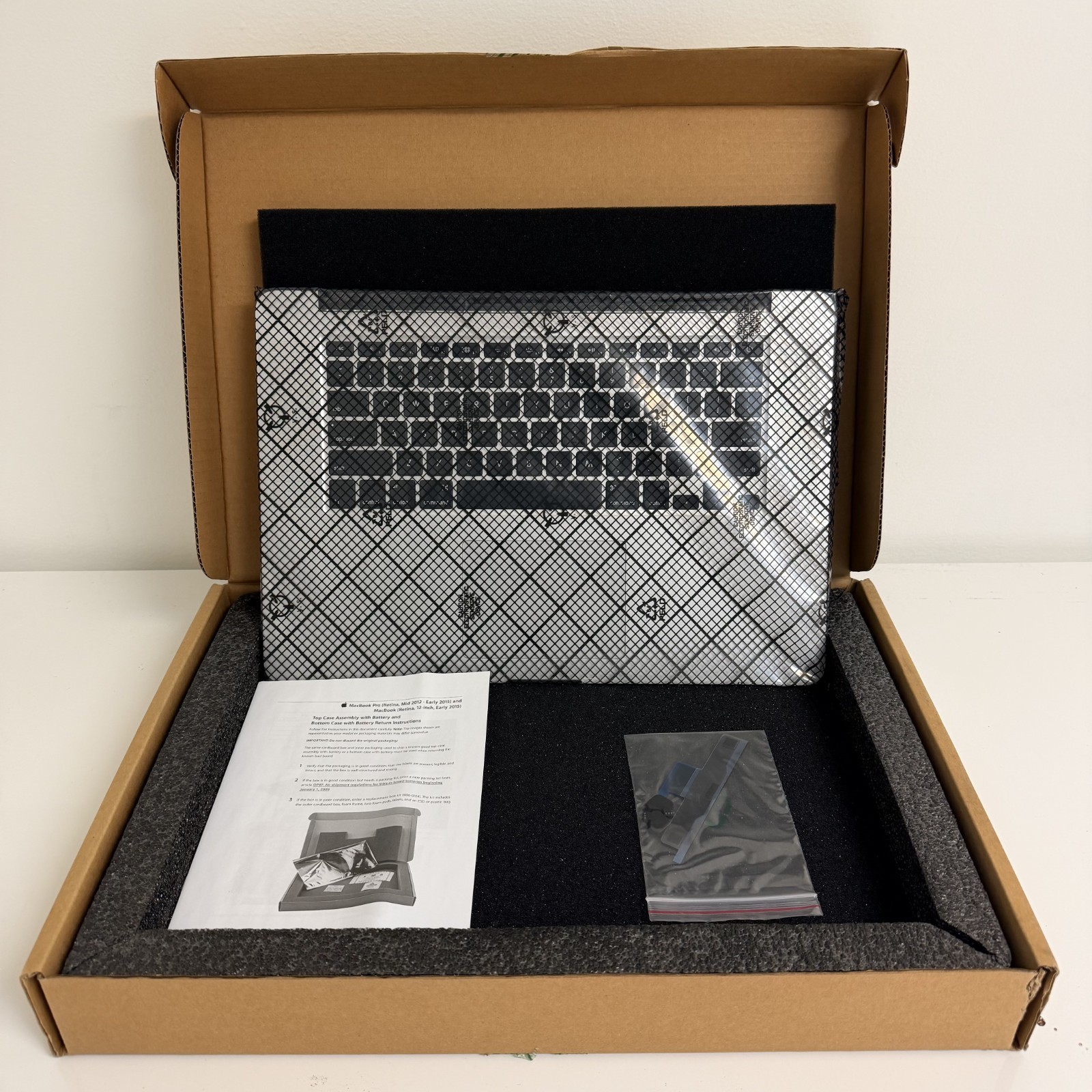 New OEM Apple MacBook Pro A1398 15" Top Case with Battery 661-8311 Silver