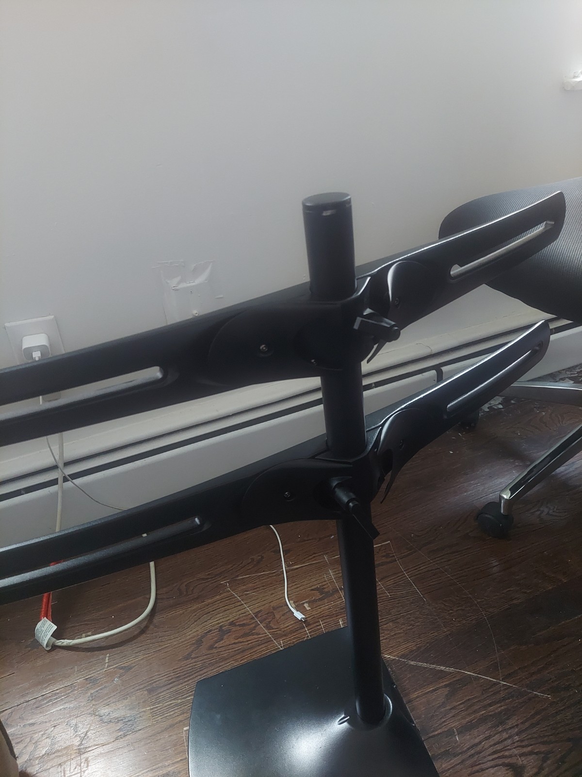Ergotron DS100 Quad Monitor Desk Stand 4x 24in VESA 75/100 Tilt Rotate Black