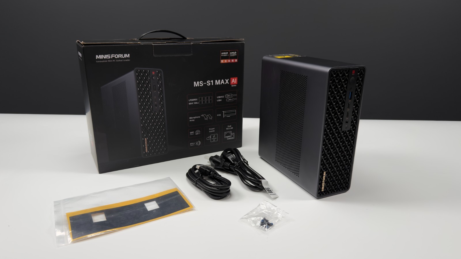 Minisforum MS-S1 MAX Ryzen AI Max+ 395 128GB 1TB Mini PC 10GbE USB4 v2