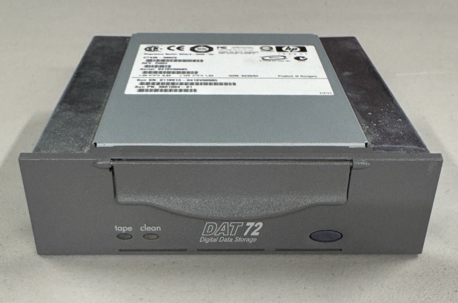 Sun 380-1004 36-72GB 5.25-inch 4mm DAT72 Internal Tape Drive - Medium Grey