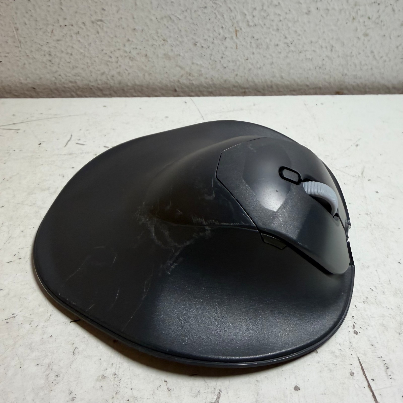 Hippus Handshoe Mouse Shift Black Ergonomic Ambidextrous Bluetooth Mouse
