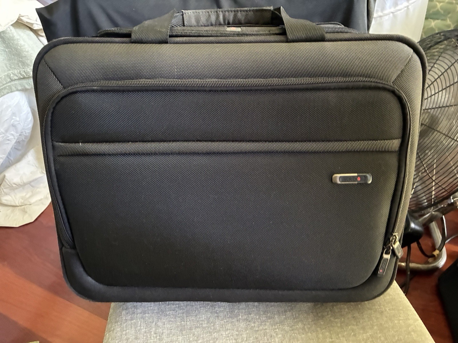 Solo Smart Strap Checkfast laptop carry-on briefcase, black. 