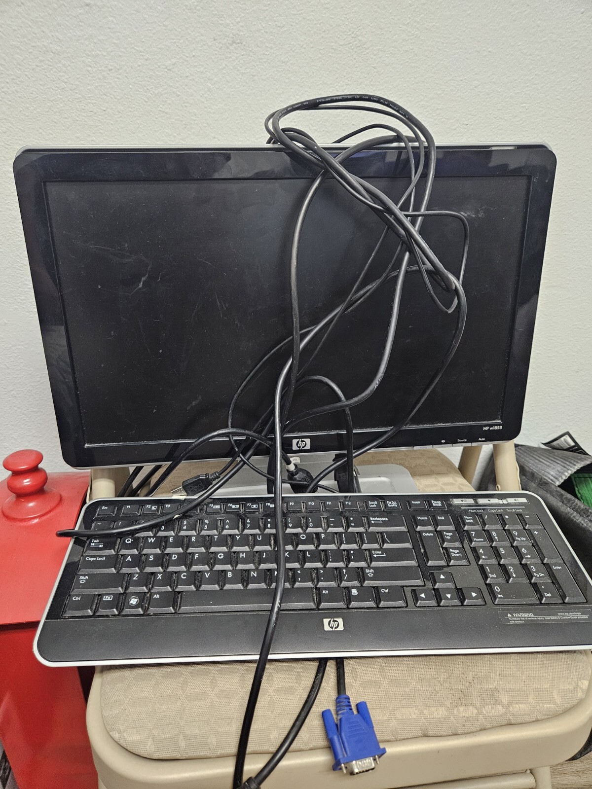 HP W1858 LCD Monitor & Keyboard