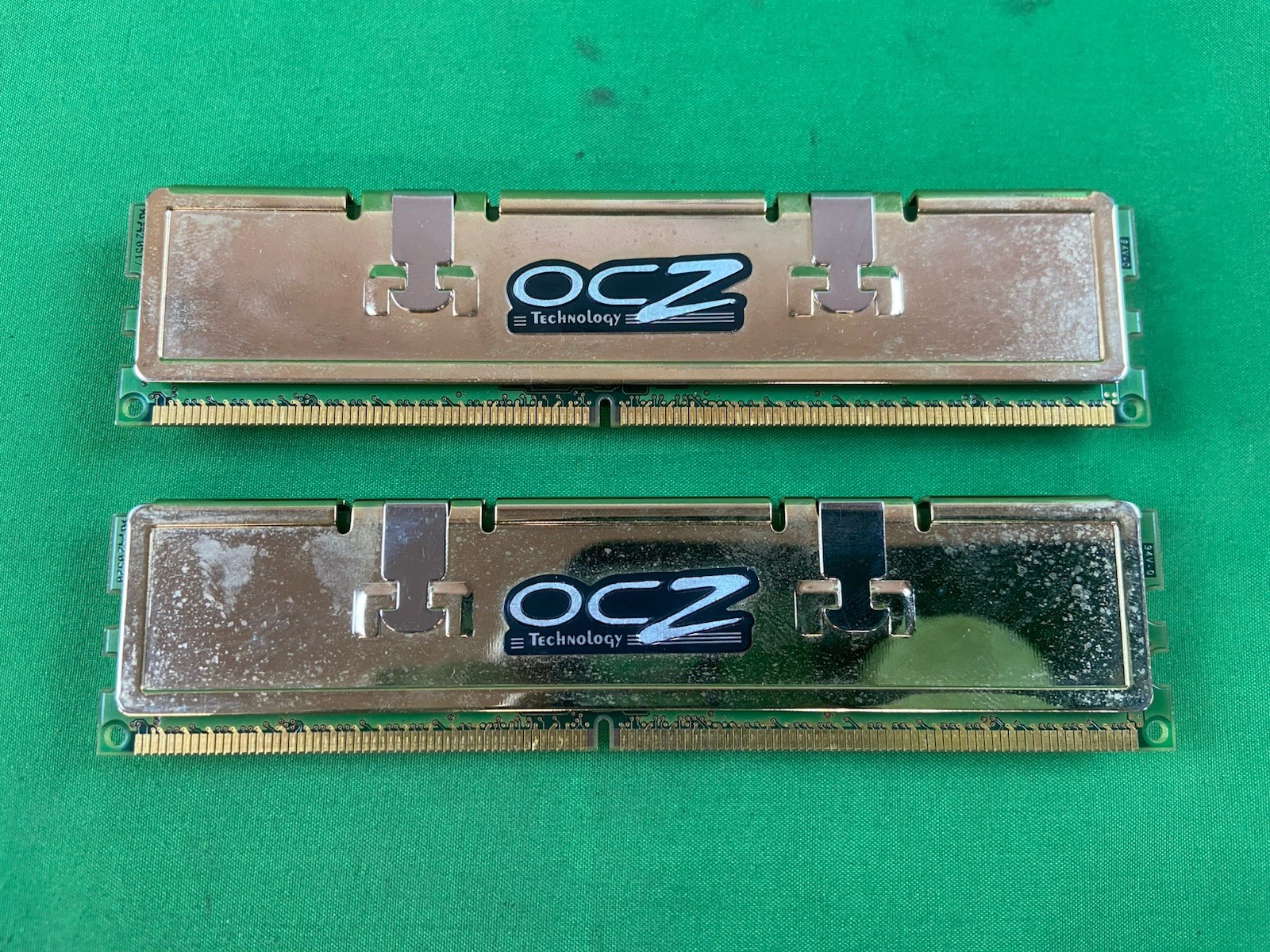 OCZ Technology PC2-4200 1GB Kit (2x512mb) DIMM 533 MHz DDR2 SDRAM Memory Vintage