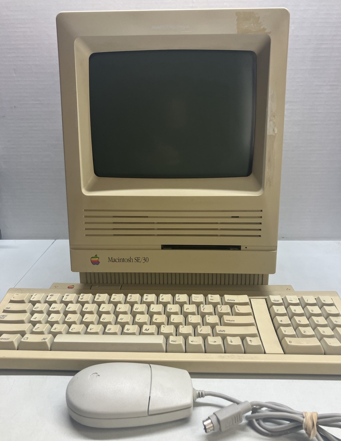 Macintosh SE/30 M5119 W/ Keyboard II and Mouse Powers On Parts Or Repair Apple