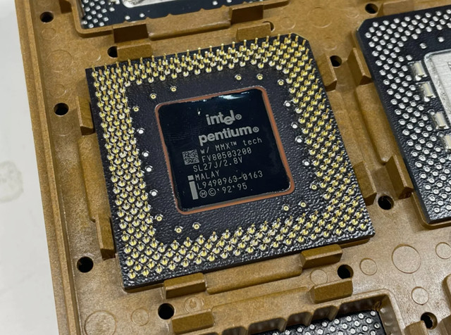 Vintage Intel Pentium MMX 200MHz 32-Bit Gold Socket 7 CPU FV8050366200 SL27J