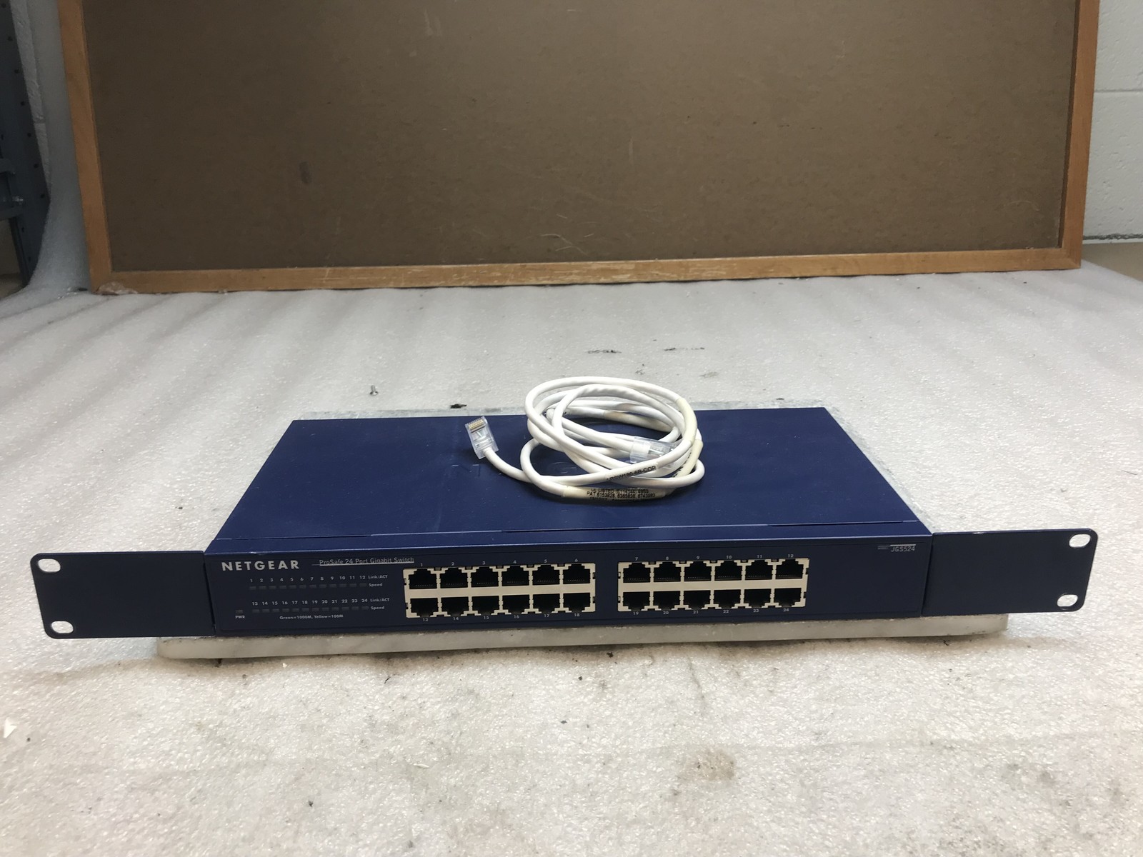 Netgear ProSafe 24 Port Gigabit Unmanaged Network Switch - Rack Ears Eth Cbl Inc