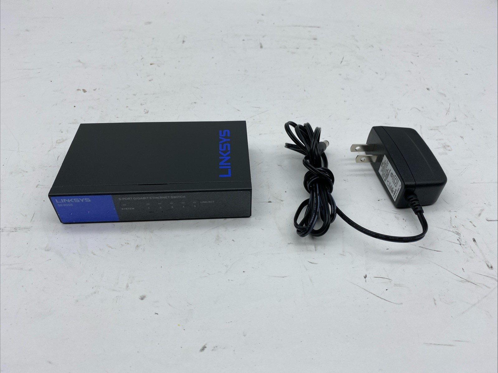 Linksys SE3005 5-port Gigabit Ethernet Switch w/Adapter