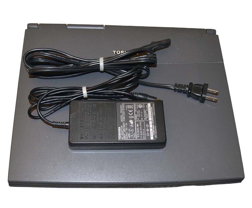 Toshiba Tecra 8000 Laptop Intel Pentium II Windows XP w/ Charger, Works