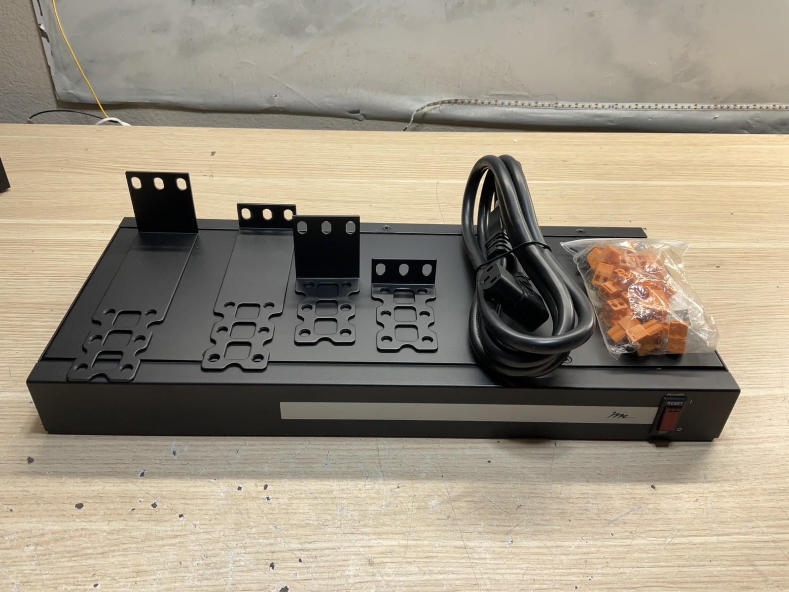 NEW MIDDLE ATLANTIC PD-DC-200-5V 200W Maximum Power DC Power DistributionJUA2546