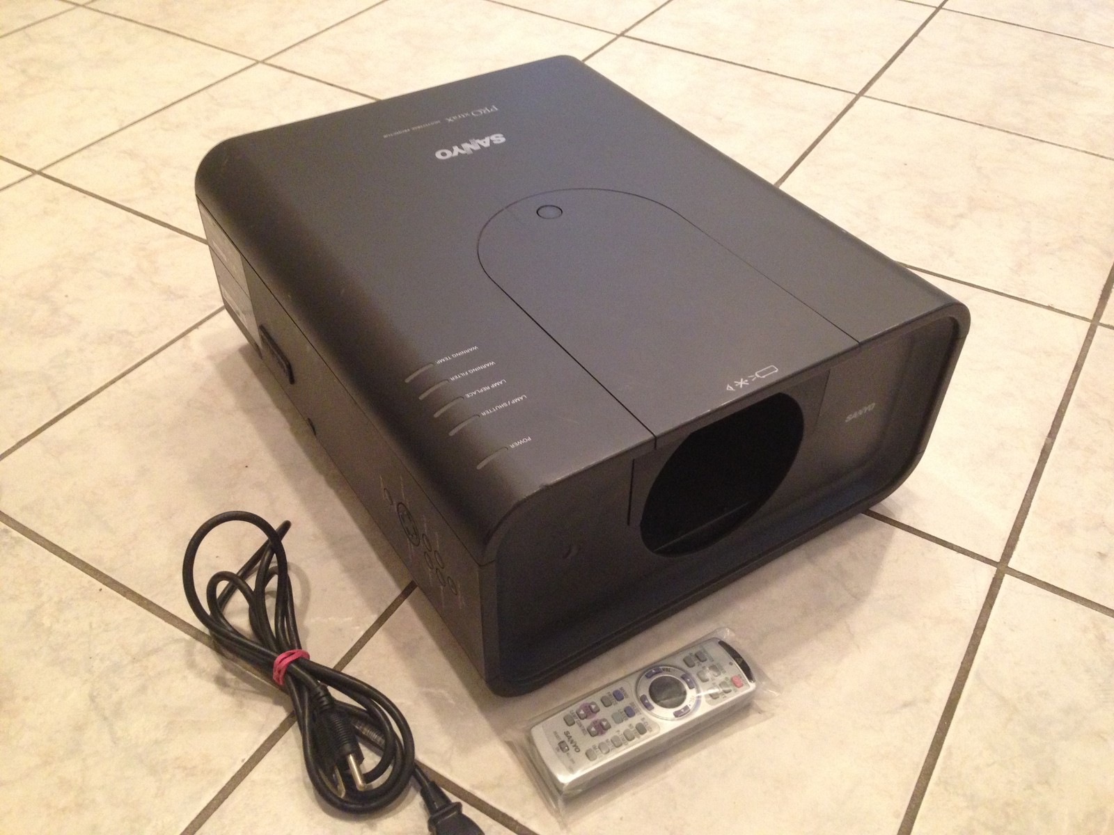 Sanyo PLC-XP200L(Christie LX700,EIKI LC-X85)Projector 7000 LUMENS,ONLY 413 HOURS