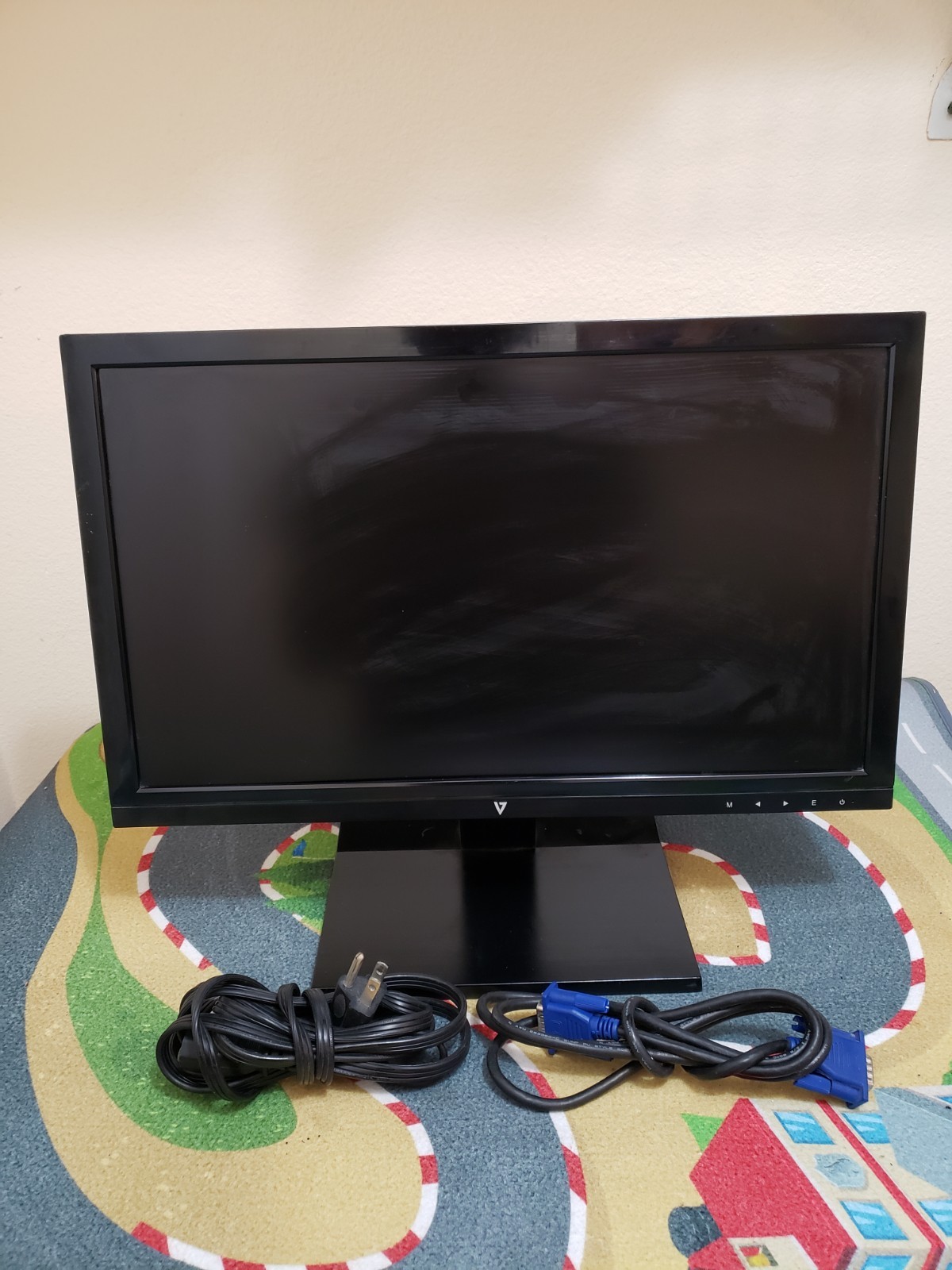 19-inch V7 Videoseven 1865M 1366 x 768 LCD Monitor Black
