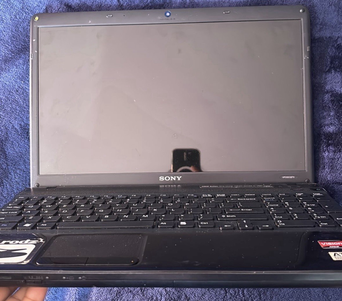 Sony VAIO E VPC-EH34FX/B 15.5in.(640GB Intel Core i3 2nd Gen  2.3GHz 42gb Laptop