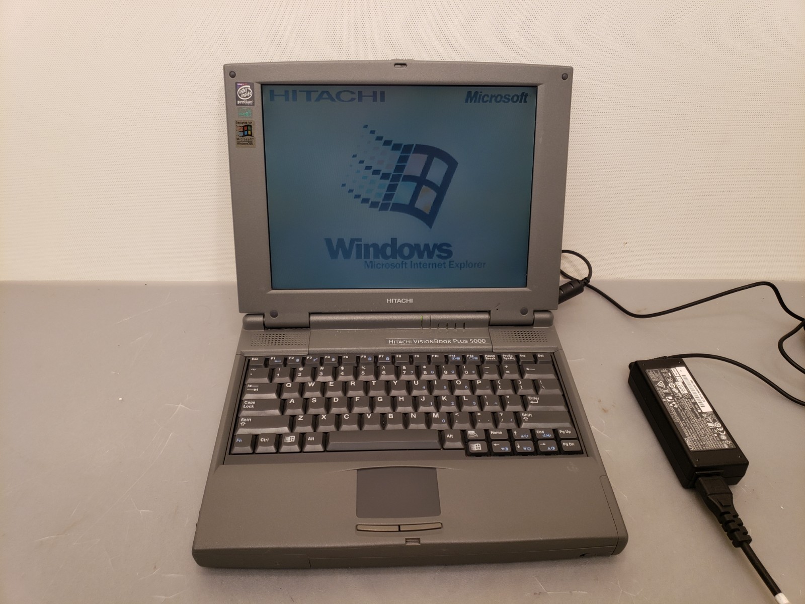 Vintage Rare Hitachi VisionBook plus 5000 Laptop Computer Pentium MMX Win98