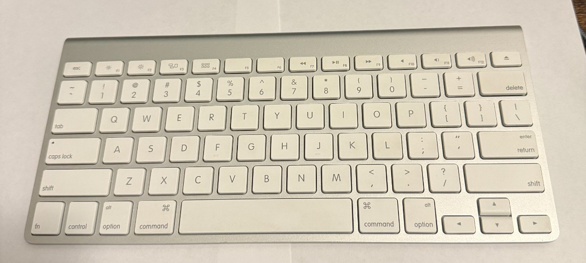 Apple A1314 Silver Slim Aluminum Wireless Bluetooth QWERTY Keyboard Tested great
