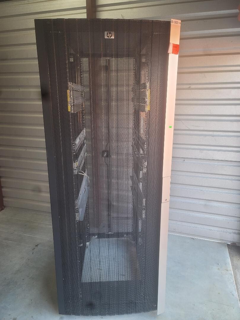 HP  10842 G2 42U Server Rack Cabinet Enclosure ( no side Panels ) rails inside