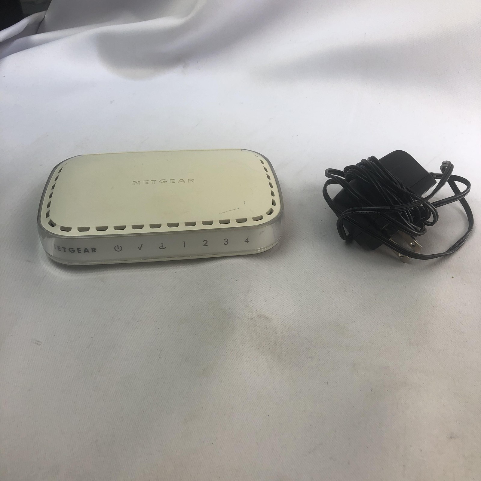 NETGEAR RP614 V4 Cable/DSL Web Safe Router 4-Port 10/100 White Wired UNTESTED