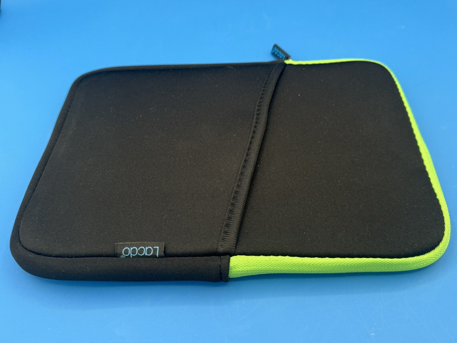 Lacdo Padded Tablet Sleeve Case for 10.2 Inch iPad - Brand New - Green Trim
