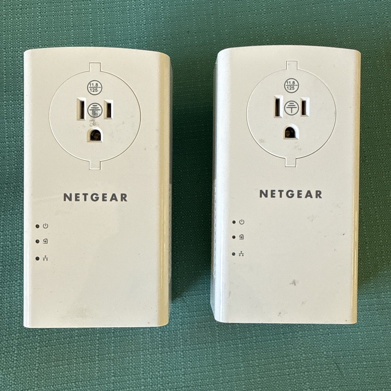 Lot of 2 NETGEAR PLP2000 Powerline Adapter + Extra Outlet - Tested & Working