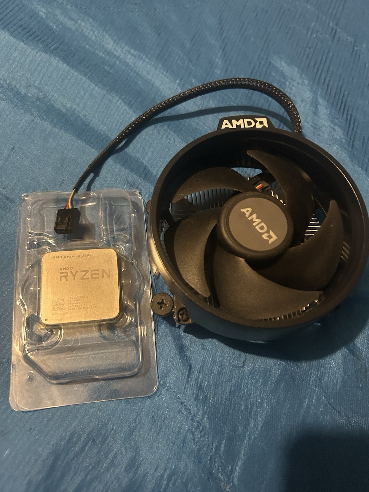 AMD Ryzen 5 2600 - 3.9 GHz Six Core (YD2600BBM6IAF) Processor with Cooling Fan