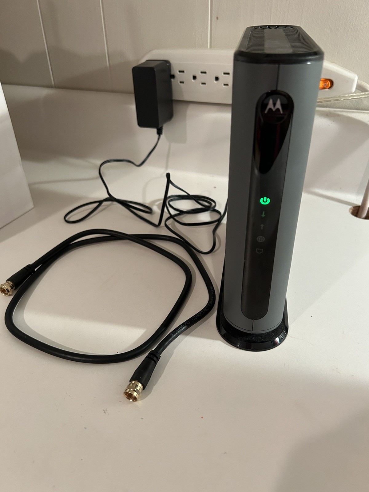 Motorola 24x8 Cable Modem - Model MB7621 DOCSIS 3.0 w/ power adaptor and coax 