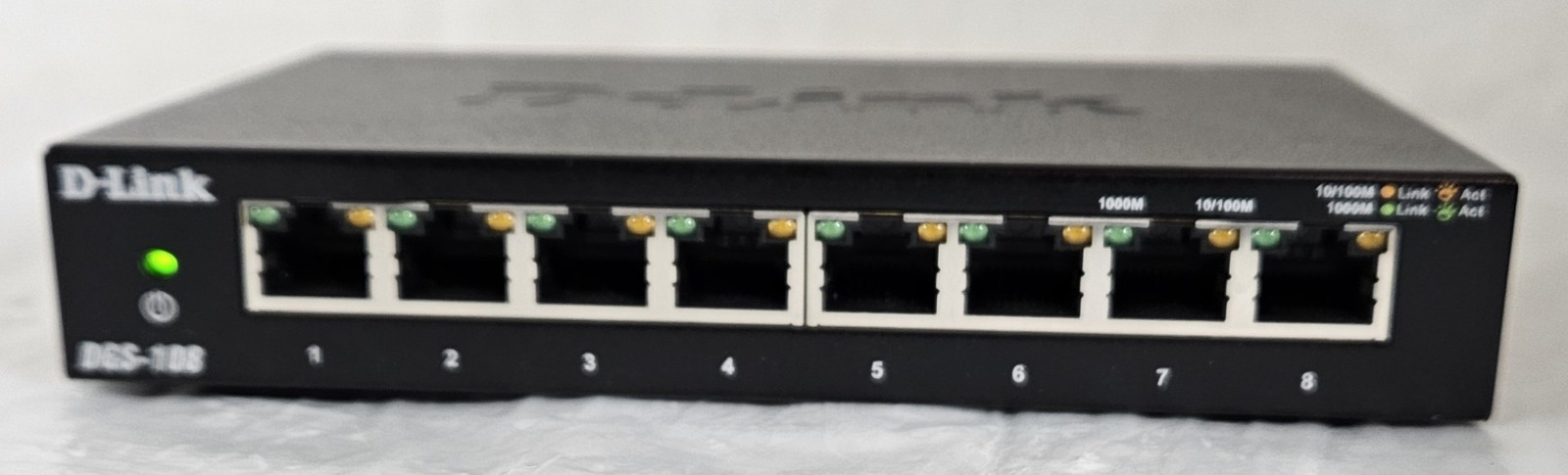 D-Link DGS-108 8-Port Gigabit Unmanaged Metal Desktop/Wall-mount Switch w/Power