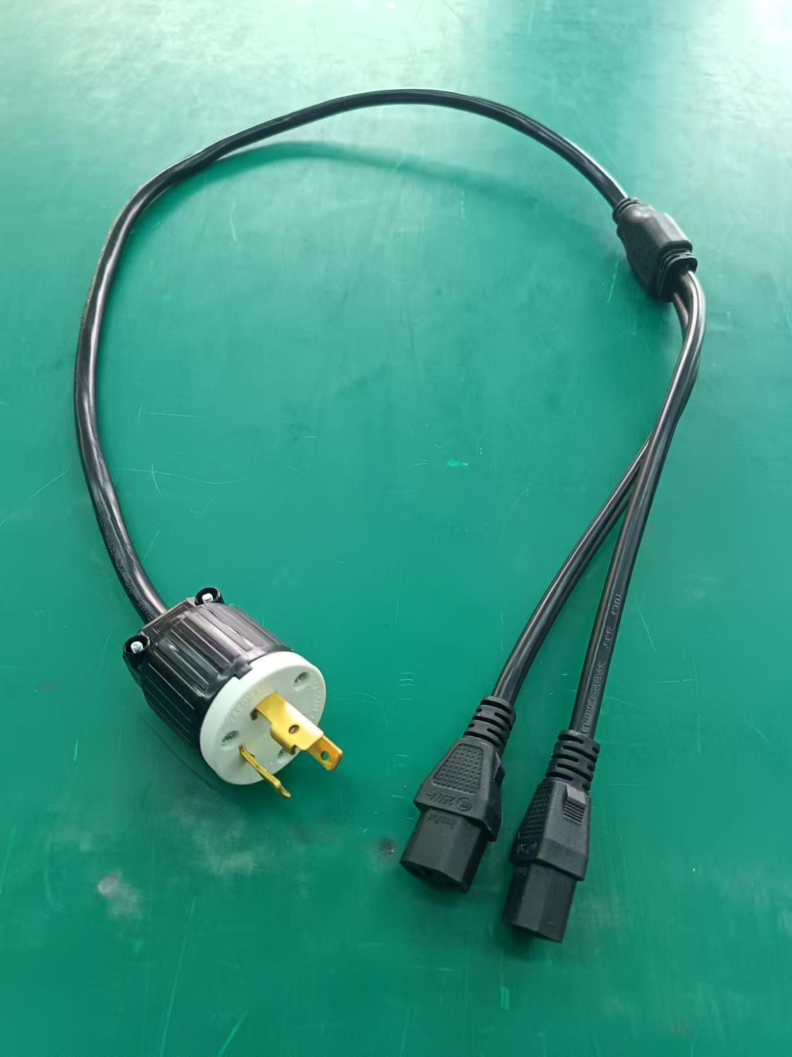 1x NEMA L6-30P to Dual C13 Y Splitter Power Cord 12AWG For S19 S19K S19J 4 ft