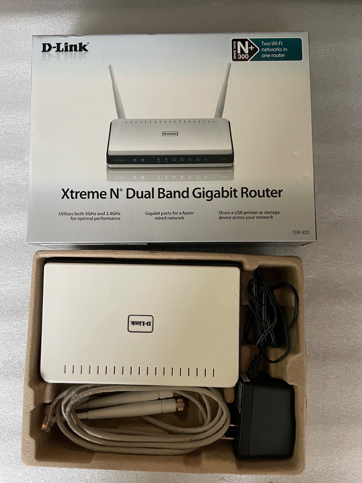 D-Link Xtreme N DIR-825 300 Mbps 4-Port Gigabit Wireless N Router (DIR-825)