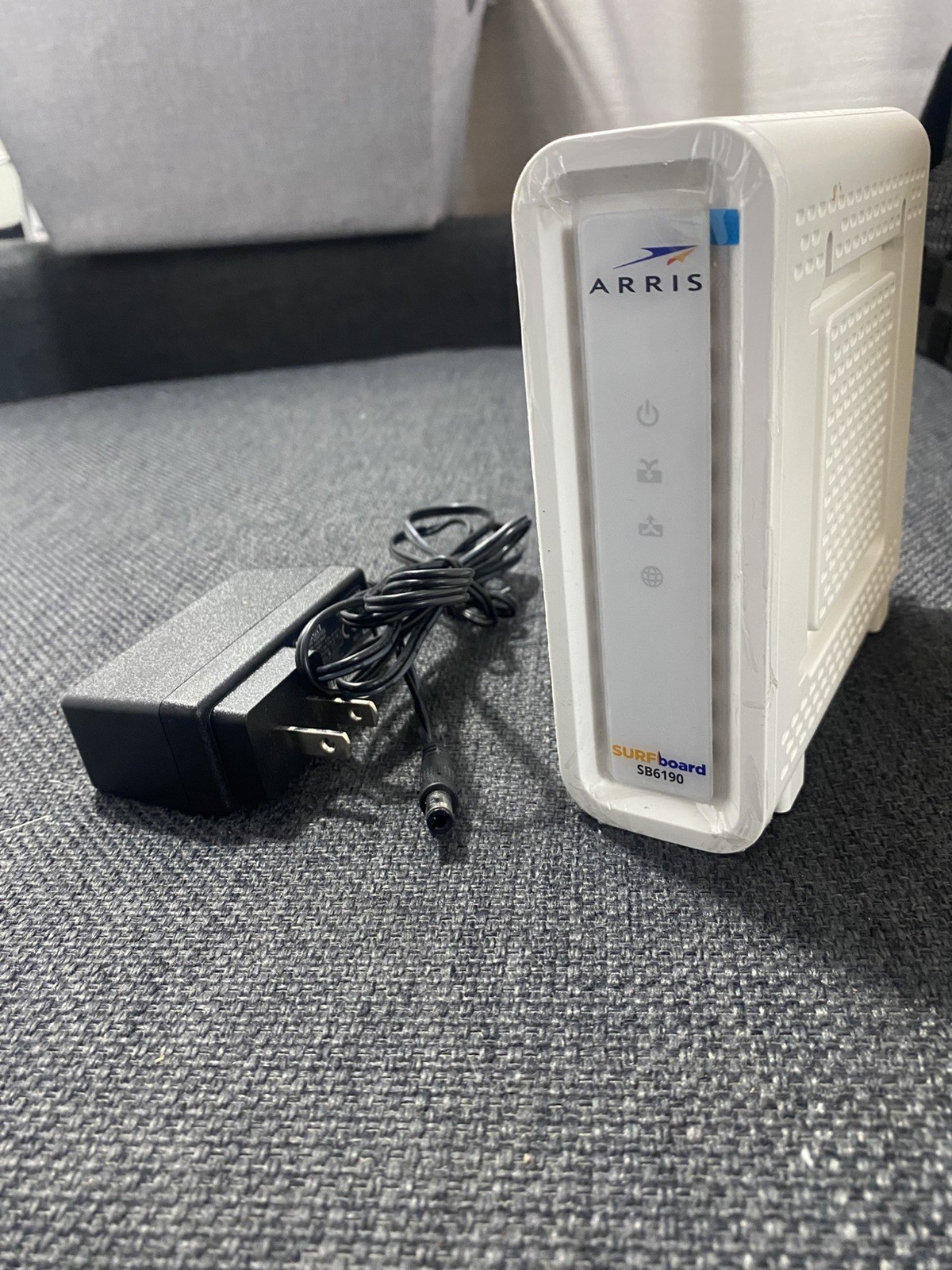 ARRIS SURFboard SB6190 DOCSIS 3.0 32 x 8 Gigabit Cable Modem White w Adapter 