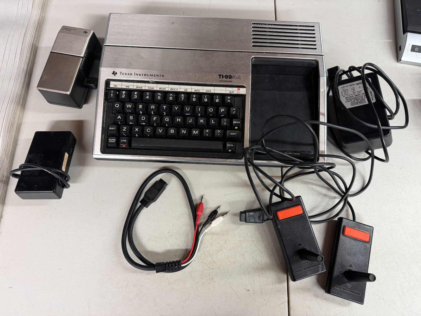 F4  Texas Instruments TI-99 4A computer game system not working