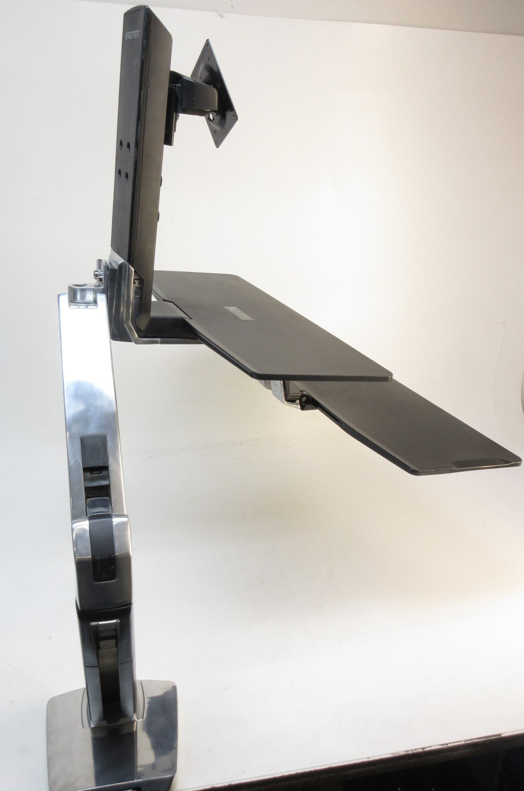 Ergotron WorkFit-A with Suspended Keyboard, Single HD 24-391-026