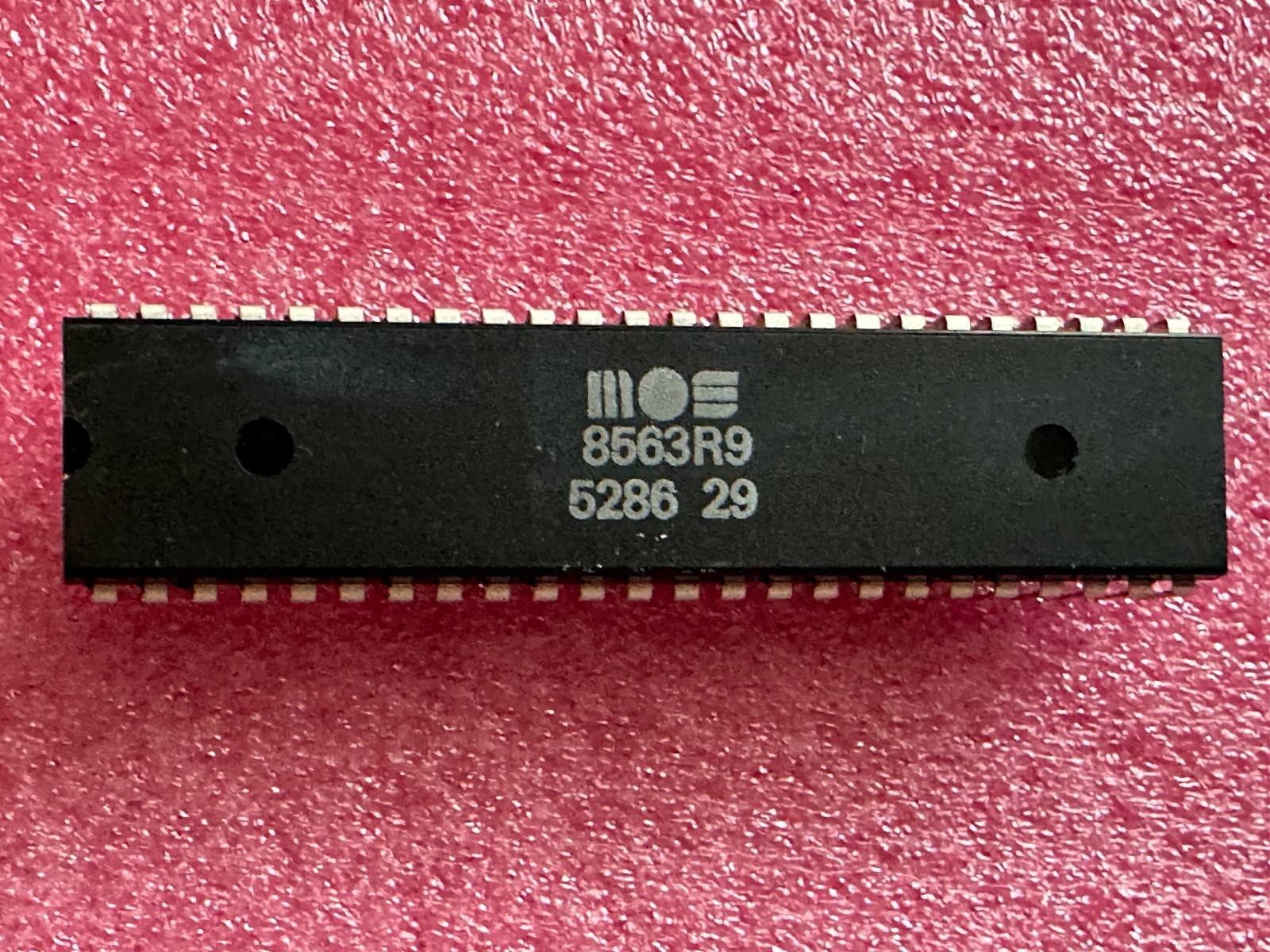 MOS 8563R9 VIC chip for Commodore 128, working.  #52 86