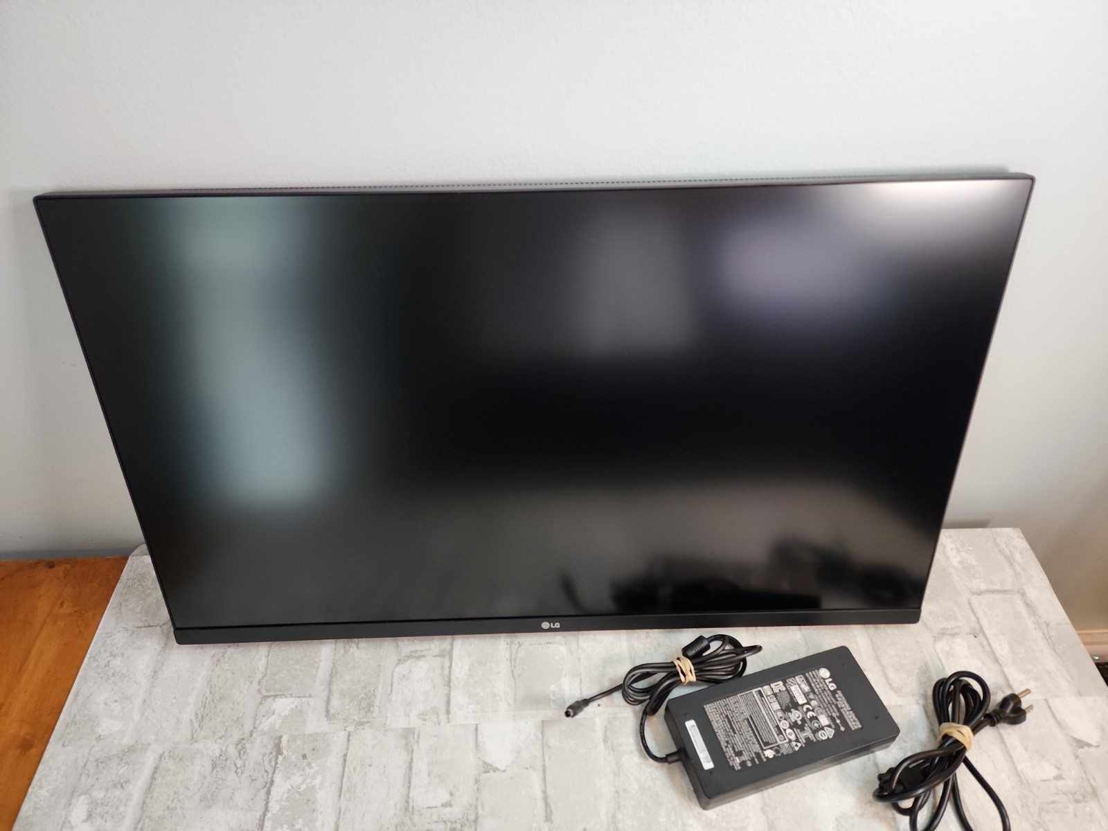 LG 32UN880-B 32" Ultrafine Monitor Ergo UHD 4K 3840 x 2160 IPS HDR *No Stand*